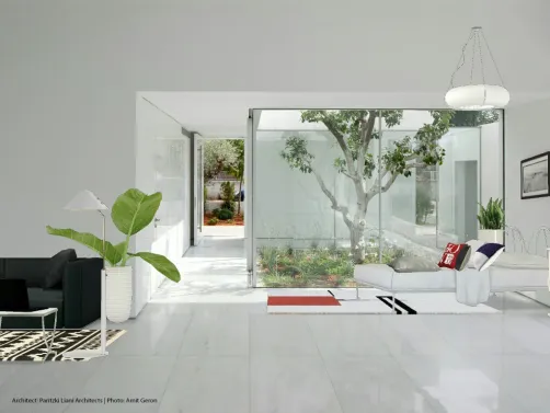 Chambre blanche et coin détente avec un canapé 
