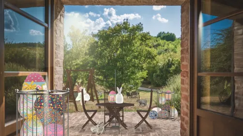Des œufs et des lapins dans le jardin…