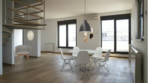 salle à manger volumineuse 