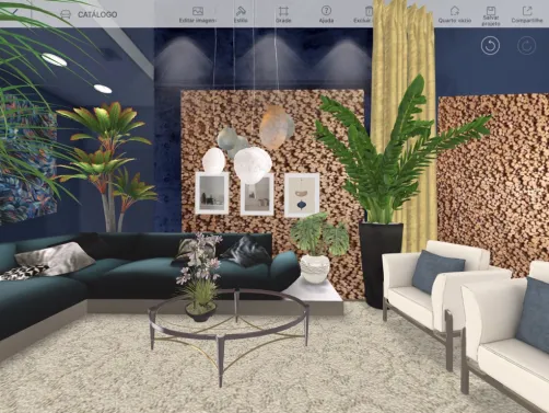 Sala de estar personalizada em tom azul real,com aplicação de papel de parede ao fundo. Toques pessoais do proprietário chamam a atenção pelo bom gosto e equilíbrio.