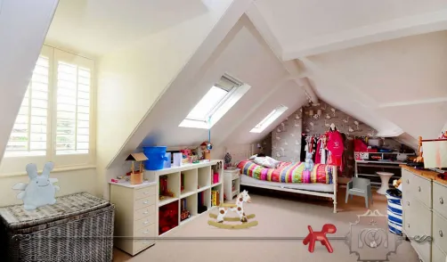 Mansarda bedroom for little girl
