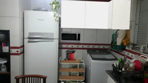 Cozinha com armários aéreos