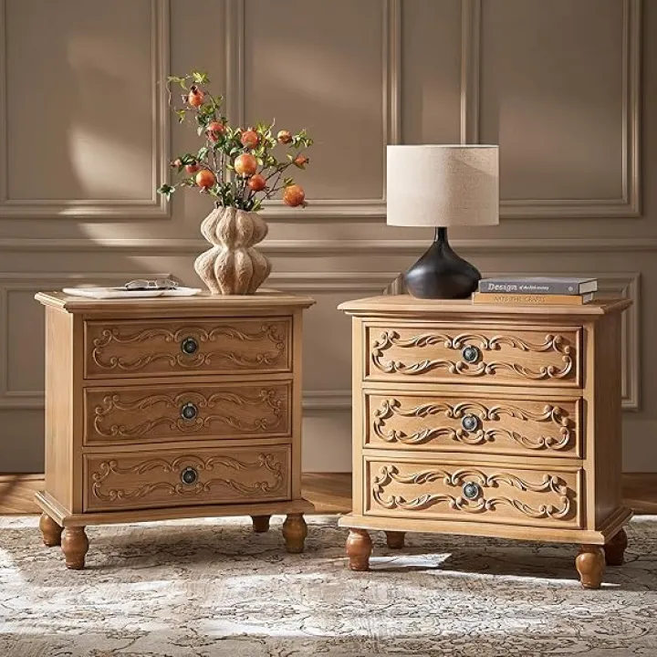 HULALA HOME Solid Wood Nightstands Set of 2 with Charging Station, Traditional 3 Drawer Nightstands with Metal Knobs, Bedside Tables for Bedroom Living Room, Manchurian Ash Wood Veneer, Oak